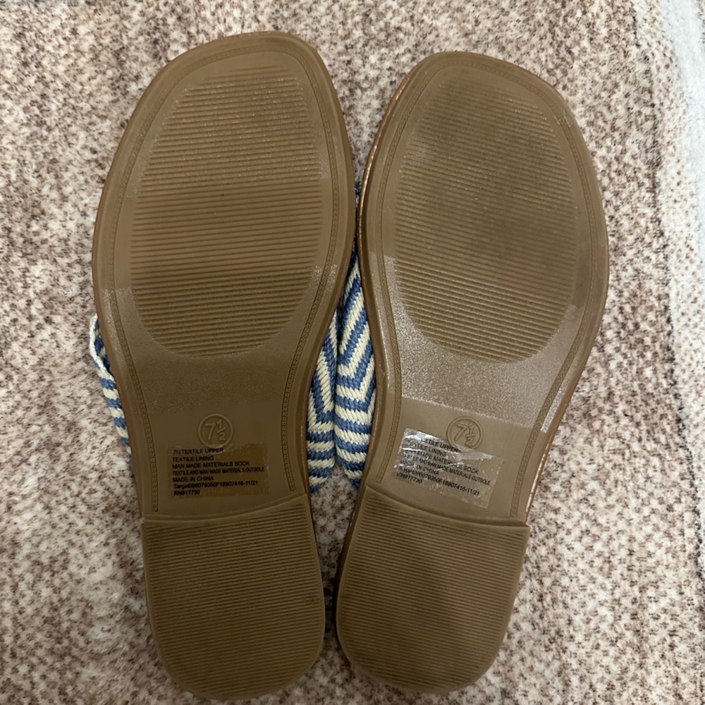 Universal Thread Sandals - Picture 6 of 7